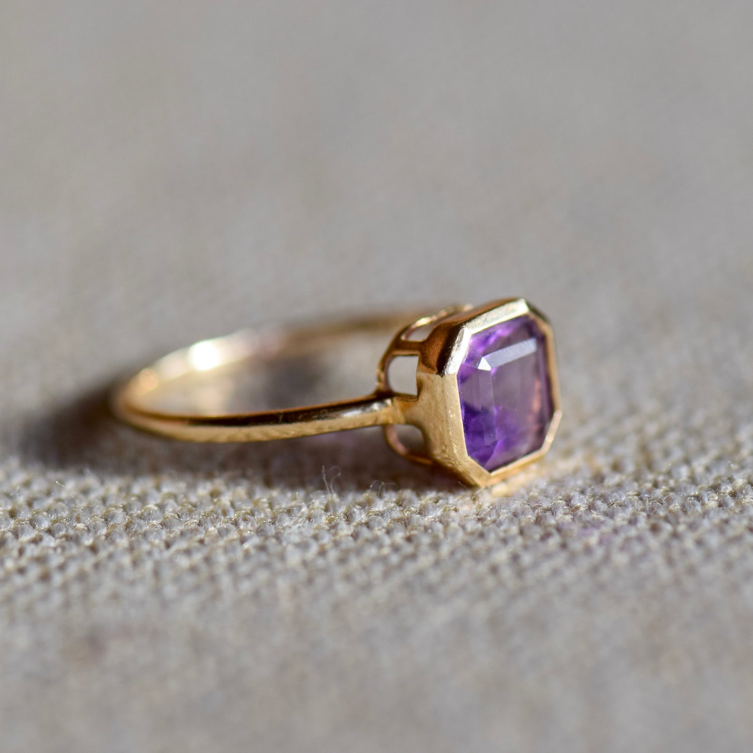 14k Gold Hex-Set Amethyst Ring (Size 7)
