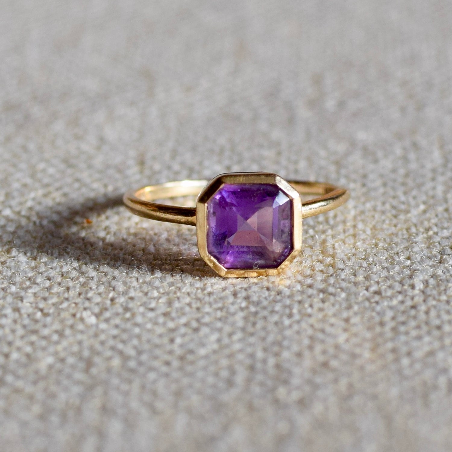 14k Gold Hex-Set Amethyst Ring (Size 7)