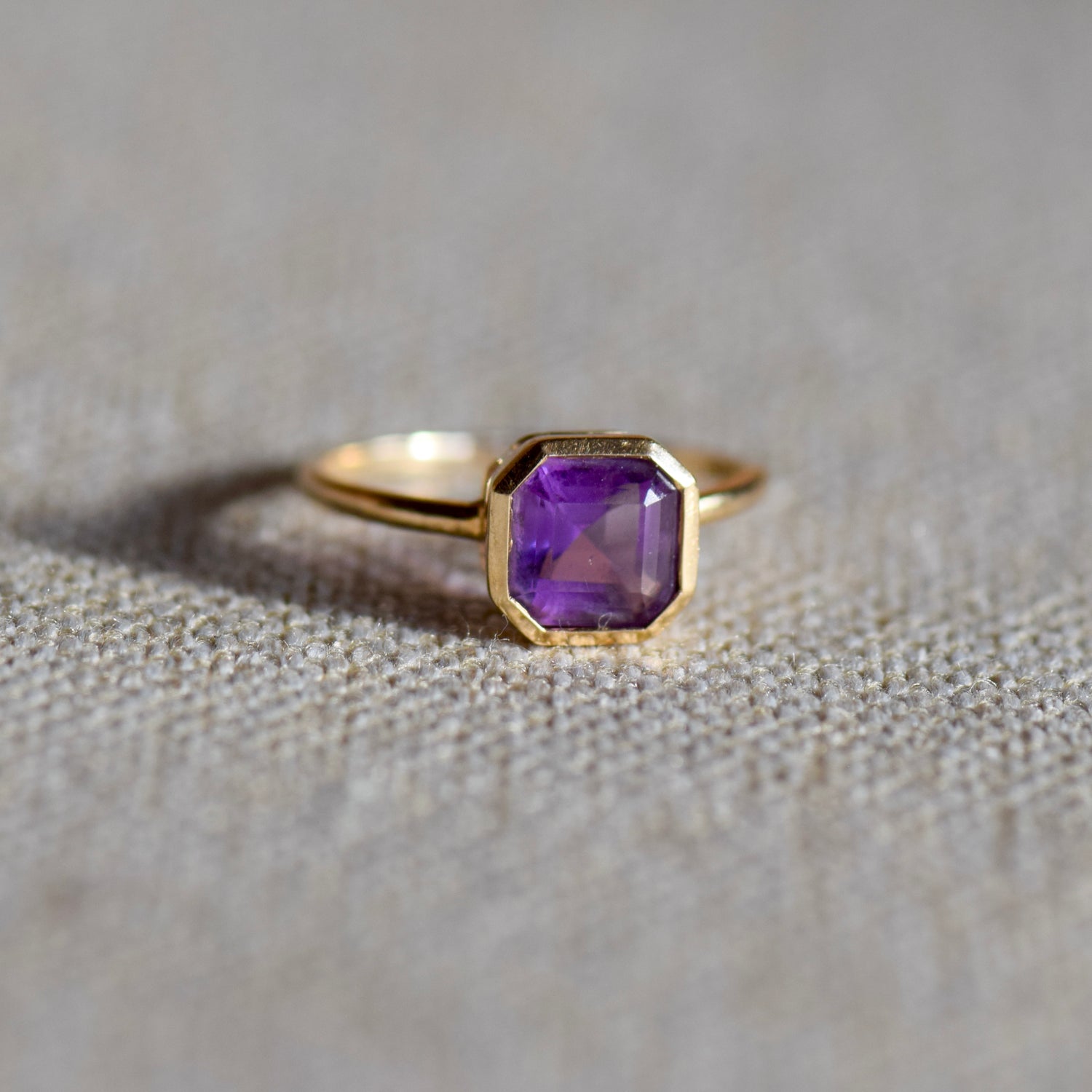14k Gold Hex-Set Amethyst Ring (Size 7)